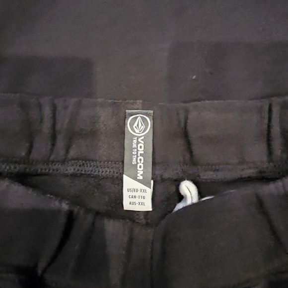 Volcom Jogger Set - Picture 7 of 7